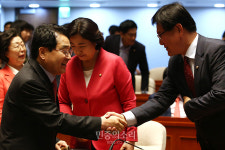 동료 의원들 축하 받는 심재철[포토]