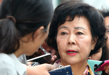 입을 연 신영자[포토]