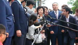 신영자 검찰 소환 기다린 기자들[포토]