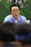 성주 군민들에게 인사말하는 김관용 경북도지사[포토]