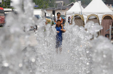 폭염속에 광화문광장 분수가 최고[포토]