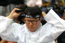 머리띠 고쳐메는 김성민 유성기업영동지회장[포토]