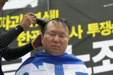 한광호열사 투쟁승리 의지를 담아 삭발하는 김성민 유성기업영동지회장[포토]
