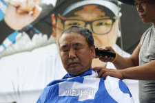 삭발하는 윤영호 유성기업아산지회 지회장[포토]
