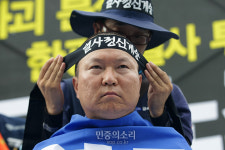 삭발 후 머리띠 메는 김성민 유성기업영동지회장[포토]