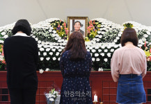 아침부터 고 백남기 농민 빈소 찾는 시민들 줄이어[포토]