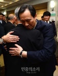 정현찬 가톨릭농민회 회장 안아주는 우상호[포토]