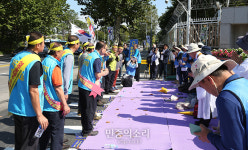 원불교 교인들과 인사 나누는 김천 사드반대 대책위[포토]