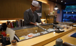 신기시장, 초밥이 몽땅 1,300원... 이런 곳이 있었어? 술렁