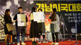 청소년이 이끈 창원시국대회, “대통령이 국민을 호구로 보고 있다”