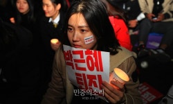 갑작스런 추위에도 1천명이 밝힌 광주 금남로 ‘박근혜 퇴진 촛불’