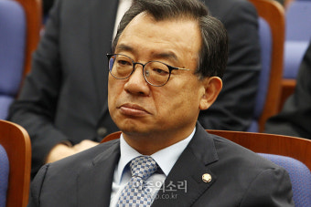 침통한 표정의 이정현[포토]