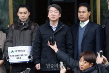 안철수 국민의당 박근혜 퇴진 촉구 서명 헌재에[포토]