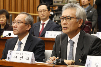 답변하는 이병석 전 대통령 주치의[포토]