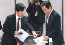 의견 나누는 김성태-하태경[포토]