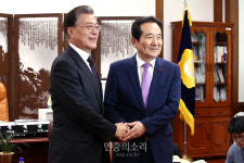 국회의장 예방한 문재인[포토]