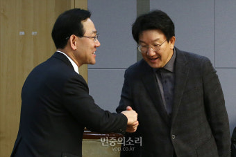 악수하는 주호영-권성동[포토]