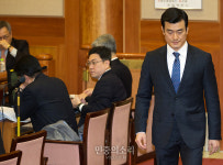 재판관들 다그쳐도 “말 못한다”…탄핵심판대서 꼿꼿이 버틴 이영선 행정관