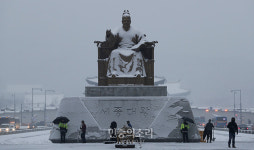 눈 쌓인 세종대왕상[포토]