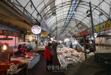 명절 다가오지만 한산한 재래시장[포토]