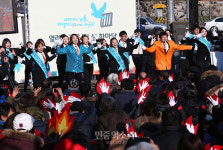 수원구치소 앞에서 열린 설 한마당[포토]