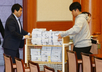 수레로 옮기는 박근혜 대통령 탄핵심판 자료들[포토]