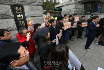 이재명, 헌법재판소 앞에서 탄핵 촉구[포토]
