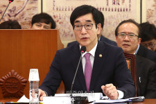 의원들 질의에 답변하는 이준식[포토]