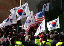 서울디지텍고 앞 성조기-태극기 물결[포토]