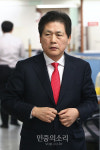 기자회견장 입장하는 김진[포토]
