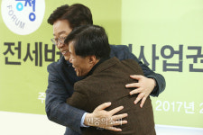 전세버스 협동조합 껴안은 이재명[포토]
