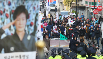 박근혜 전 대통령의 구속영장 실질심사 규탄하는 친박 지지자들[포토]