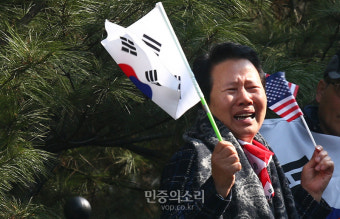 박근혜 전 대통령의 구속영장 실질심사 오열하는 친박 지지자[포토]