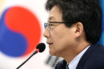 유승민, 정치에세이 '나는 왜 정치를 하는가'[포토]