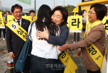 지지자와 포옹하는 심상정[포토]