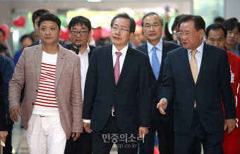 박정희도서관 방문하는 홍준표[포토]