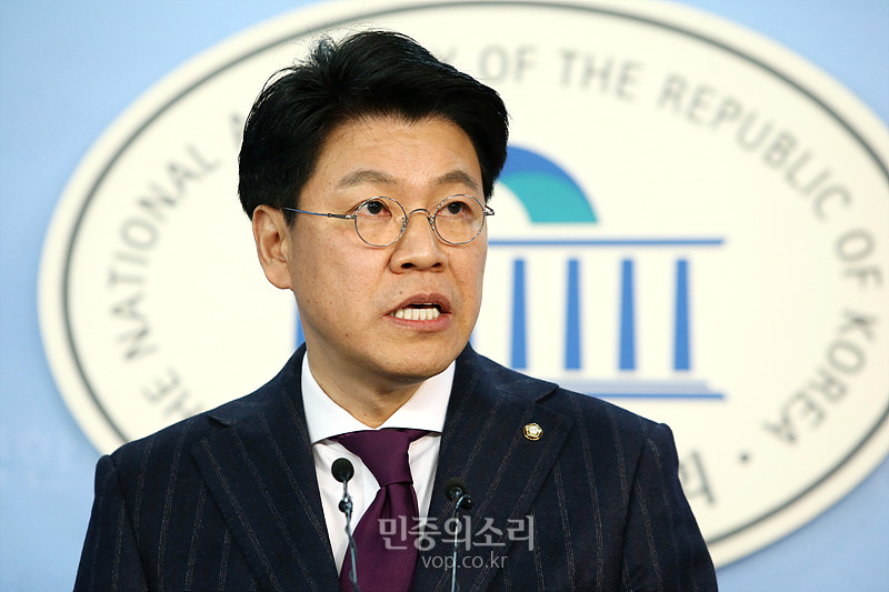 장제원 전 의원, 성폭력 혐의로 경찰 수사 중...부인과 피해자 증언 논란 확산
