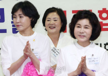 경로당 회장단 지지 감사 공연하는 김혜경-김정숙-강난희[포토]