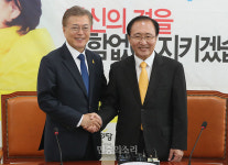 문재인 대통령, 정의당 노회찬 원내대표와 악수[포토]