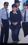 중앙지법에 들어서는 박근혜[포토]