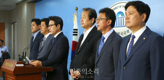 김무성 등 바른정당 의원들 '국민과의 계약' 사과 기자회견[포토]