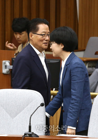 인사하는 박지원-박선숙[포토]