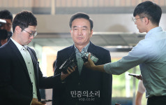 ‘성추행 혐의’ 호식이 두마리 치킨 전 회장 경찰 출석