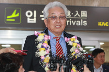 취재진 질문에 답변하는 장웅 IOC 위원[포토]