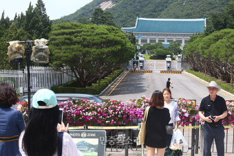 청와대 앞길 개방에 시민들 발길이[포토]