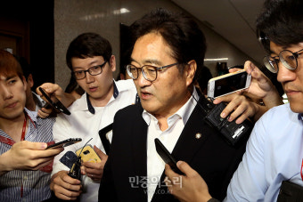 정우택 면담하고 나온 우원식[포토]