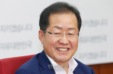 홍준표, '측근 인사' 비판에 웃음만[포토]