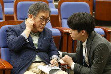 의원총회 참석한 김태일 국민의당 혁신위원장[포토]