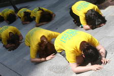 삼보일배하는 평화나비테트워크 회원들[포토]