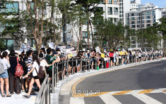 서울교육청 앞 초등학교 105명 선발에 침묵 시위[포토]